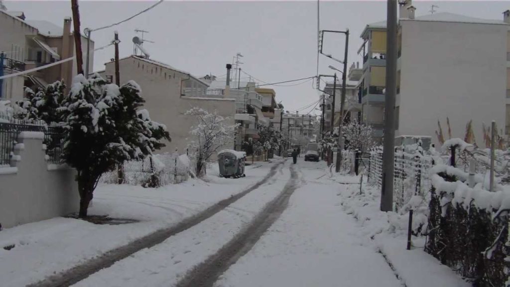 Αυτός είναι ο ντελιβεράς που έγινε viral: Βγήκε μέσα στα χιόνια να παραδώσει παραγγελία (βίντεο)