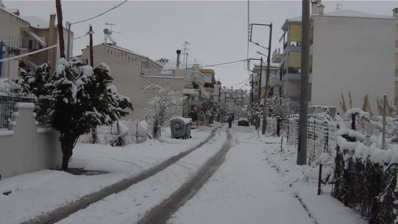 Αυτός είναι ο ντελιβεράς που έγινε viral: Βγήκε μέσα στα χιόνια να παραδώσει παραγγελία (βίντεο)