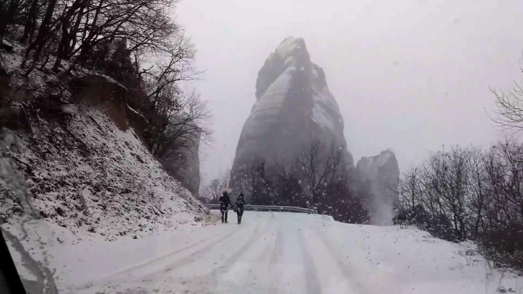 Στα λευκά «ντύθηκαν» τα Μετέωρα- Κλειστά τα σχολεία του δήμου (φωτο)