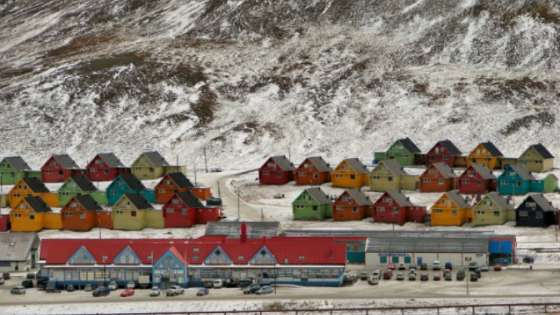 Το νορβηγικό νησί όπου απαγορεύεται να πεθάνει κανείς και να ταφεί σε αυτό (φωτό, βίντεο)