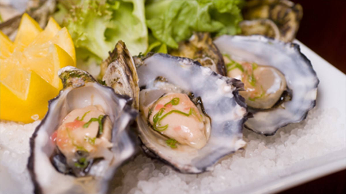 «Τύχη βουνό» για πελάτη εστιατορίου- Παρήγγειλε στρείδια και βρήκε μέσα ένα μαργαριτάρι (φωτο)