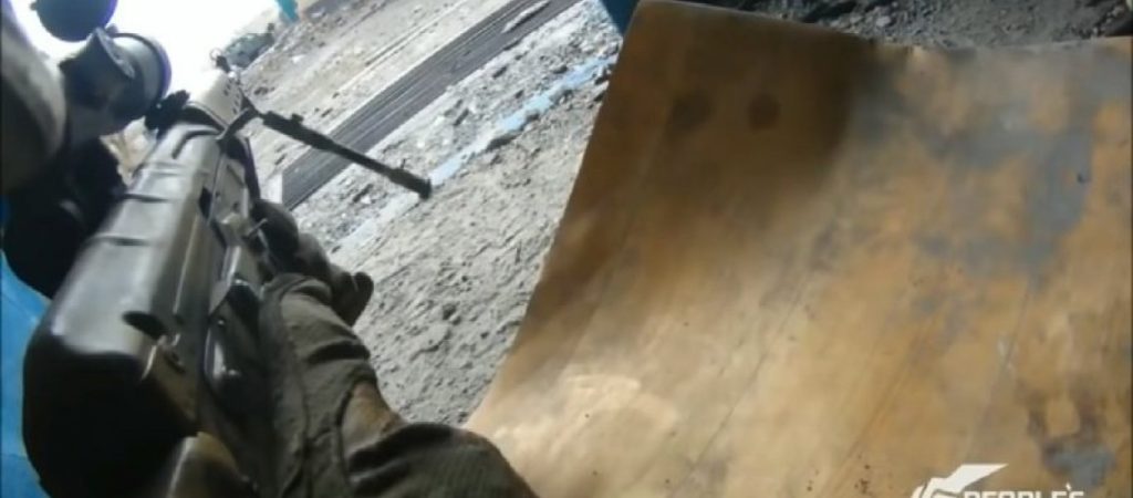 Πλάνα από τις μάχες στην Αν. Ουκρανία – Πέφτουν «βροχή» οι σφαίρες (βίντεο)