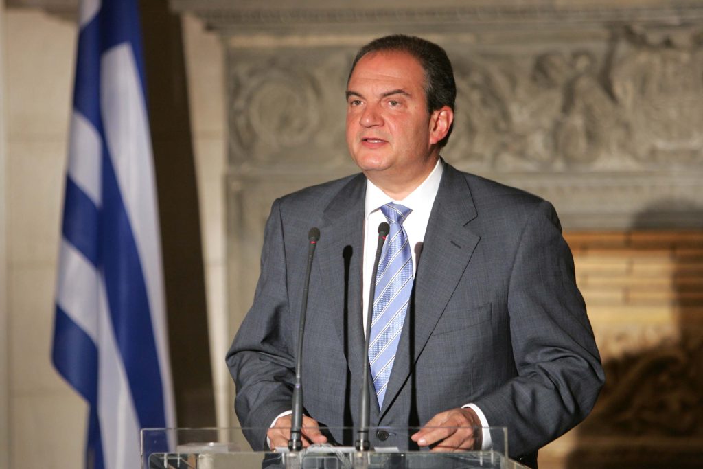 Ο φωτογραφικός φακός «τσάκωσε» τον Κώστα Καραμανλή στην παραλία της Ραφήνας (φωτο)