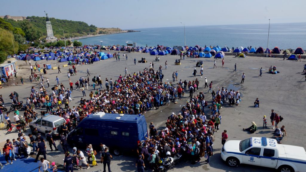 DW: Εγκλωβίζονται μετανάστες και πρόσφυγες στα ελληνικά νησιά