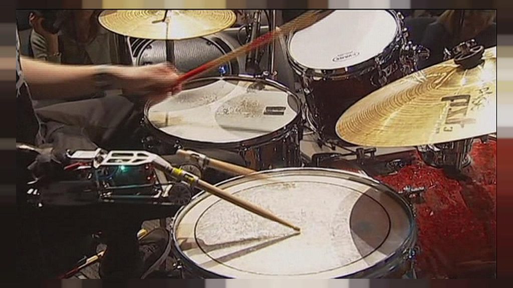 Παθιασμένος ντράμερ χτυπάει κατά λάθος με την μπαγκέτα συνάδελφό του και τη ρίχνει κάτω (βίντεο)