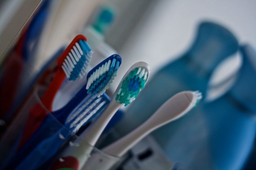 Να γιατί δεν πρέπει να αφήνετε την οδοντόβουρτσα στην τουαλέτα