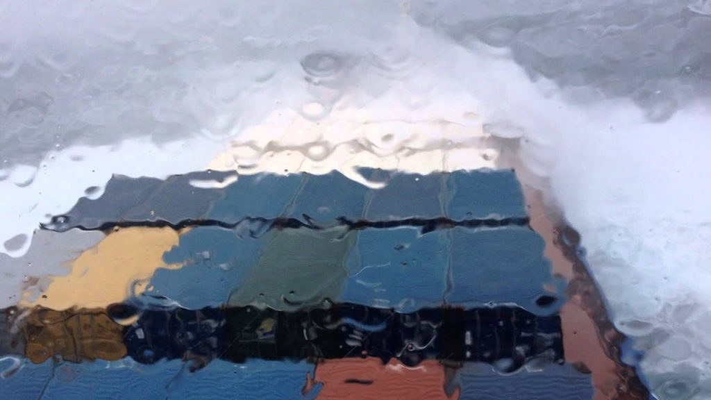 Ένα ταξίδι θρίλερ: Τεράστια κύματα σκεπάζουν τάνκερ (βίντεο)