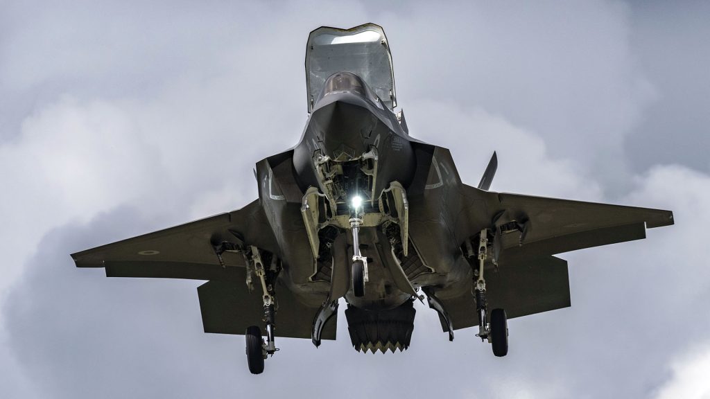 Aνάλυση: Tί θα γινόταν αν το F-35 εμπλέκονταν σε αερομαχία με το F-22 (βίντεο)
