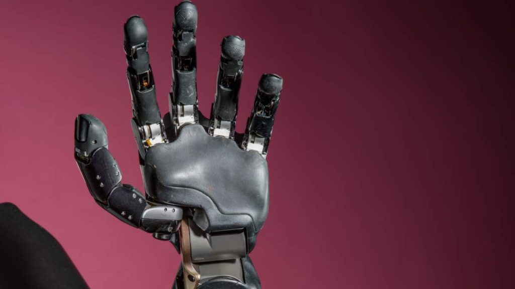 Βρετανοί ερευνητές ανέπτυξαν ρομποτικό χέρι που μπορεί να παίζει… πιάνο