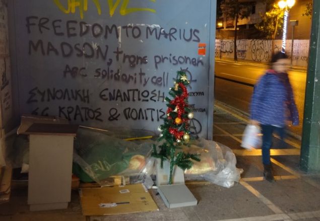 Άστεγος καταγγέλλει δημοτικό υπάλληλο ότι κάθε χρόνο του κλέβει το Χριστουγεννιάτικο δέντρο (φωτο)