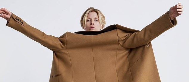 Εξοργίζει ο τρόπος που παρουσιάζει επώνυμη εταιρεία ρούχων τα προϊόντα της – Ξεσηκώθηκε το κοινό της εταιρείας (φωτο)