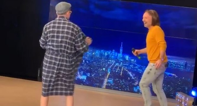 Το είπε και το έκανε! – Ο Π. Σταματόπουλος βγήκε με τα εσώρουχα στην εκπομπή του Ν. Μουτσινά (βίντεο)