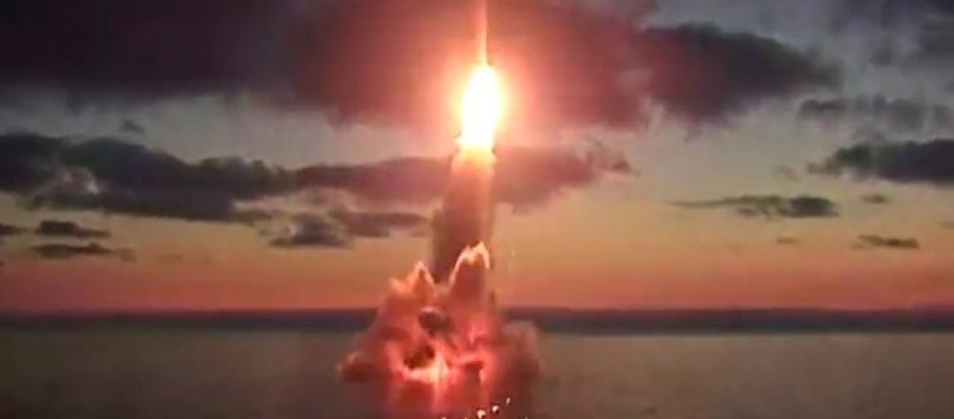 Σπάνιες εικόνες από εκτόξευση βλημάτων RPK-7 Veter από το καταδρομικό «Μέγας Πέτρος» (βίντεο)