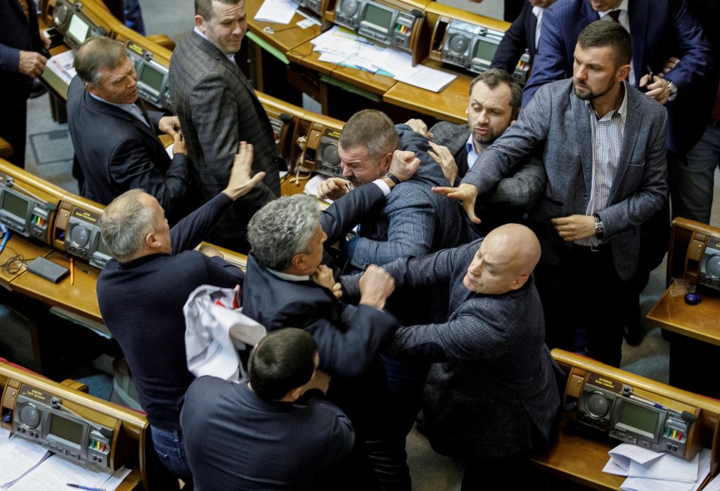 Μπουνιές και ξύλο στη Βουλή της Ουκρανίας – Δείτε το βίντεο