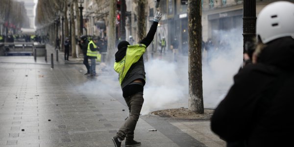 Γαλλία – «Κίτρινα Γιλέκα»: Το κοινοβούλιο έδωσε το «πράσινο φως» για την εφαρμογή των οικονομικών μέτρων