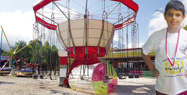 Οργή στη δίκη για το θάνατο του 13χρονου Βασίλη στο Λούνα Παρκ – «Αν ήταν ένα σχοινί δεμένο δε θα έχανα το παιδί μου»