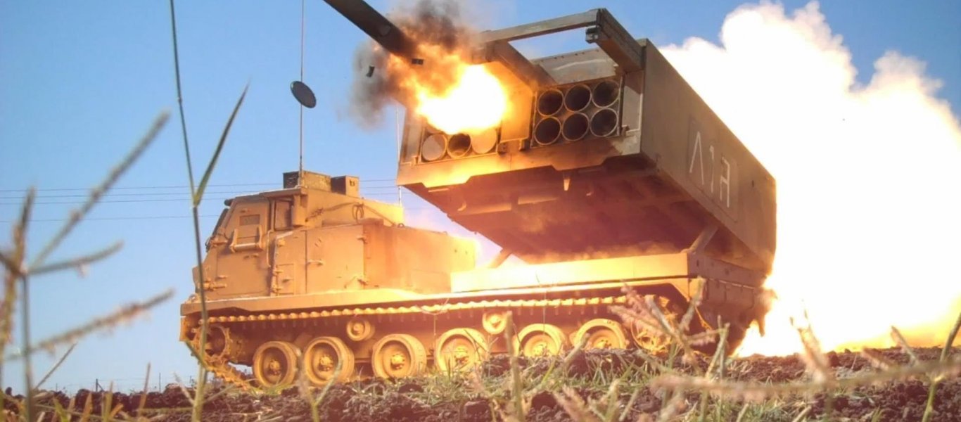 Βίντεο: Άσκηση με πραγματικά πυρά με ένα M270 MLRS