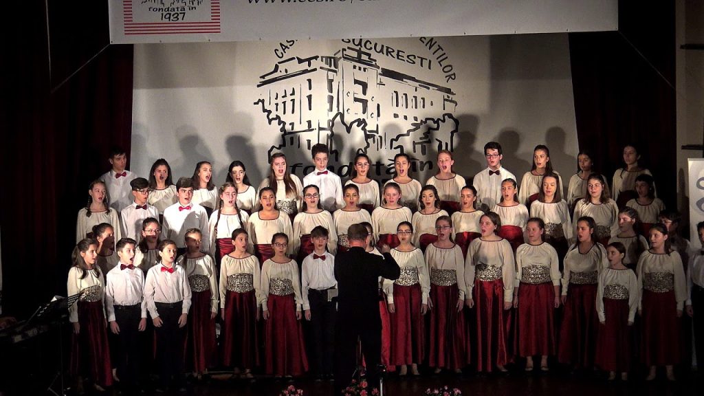 Ρουμανία: Μέλος χορωδίας λιποθυμά και οι συμμαθητές του προσπαθούν… να τον κρύψουν πίσω από την κουρτίνα (βίντεο)
