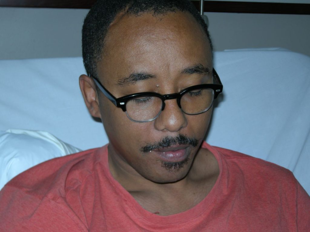 Έπαιζε κιθάρα ενώ τον… χειρουργούσαν στον εγκέφαλο! (φωτο)