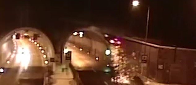 Αυτοκίνητο εκτοξεύεται στον αέρα σε ύψος 6 μέτρα και καρφώνεται σε τούνελ (φωτο – βίντεο)