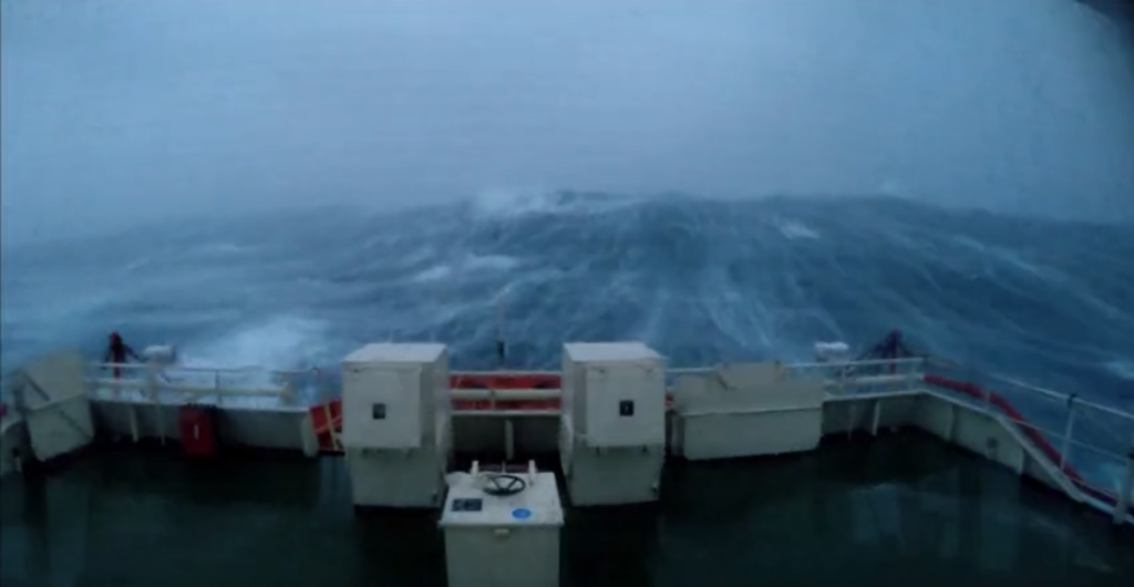 Το ταξίδι του τρόμου – Τάνκερ πέφτει σε τρικυμία (βίντεο)