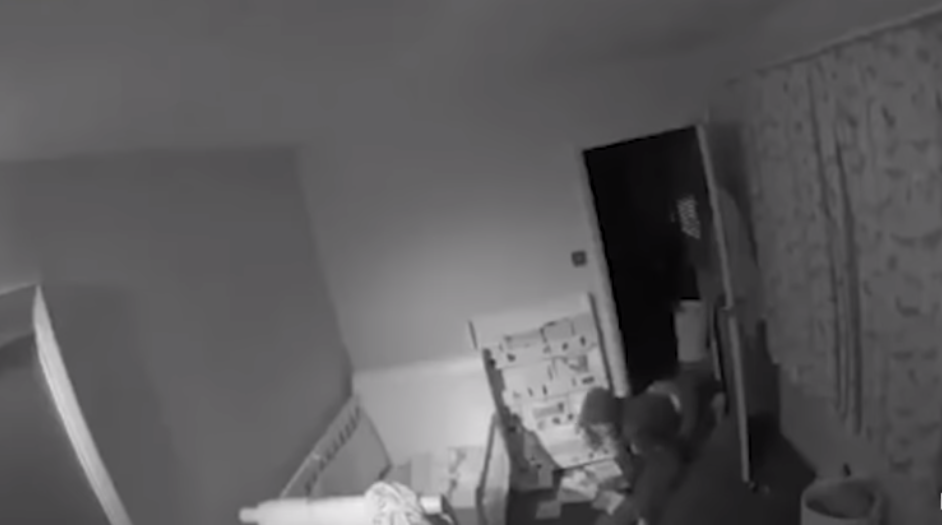 Πατέρας κοίταξε την κάμερα στο υπνοδωμάτιο του μωρού του από το μπαρ και έμεινε άναυδος! (βίντεο)