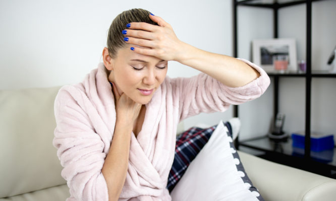 Βήχας και πονοκέφαλος μαζί: Γιατί συμβαίνει – Πότε να πάτε στο γιατρό!