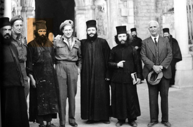 Ο ηρωικός Αγιορείτης μοναχός που επέστρεψε τα μετάλλια στη βασίλισσα Ελισάβετ