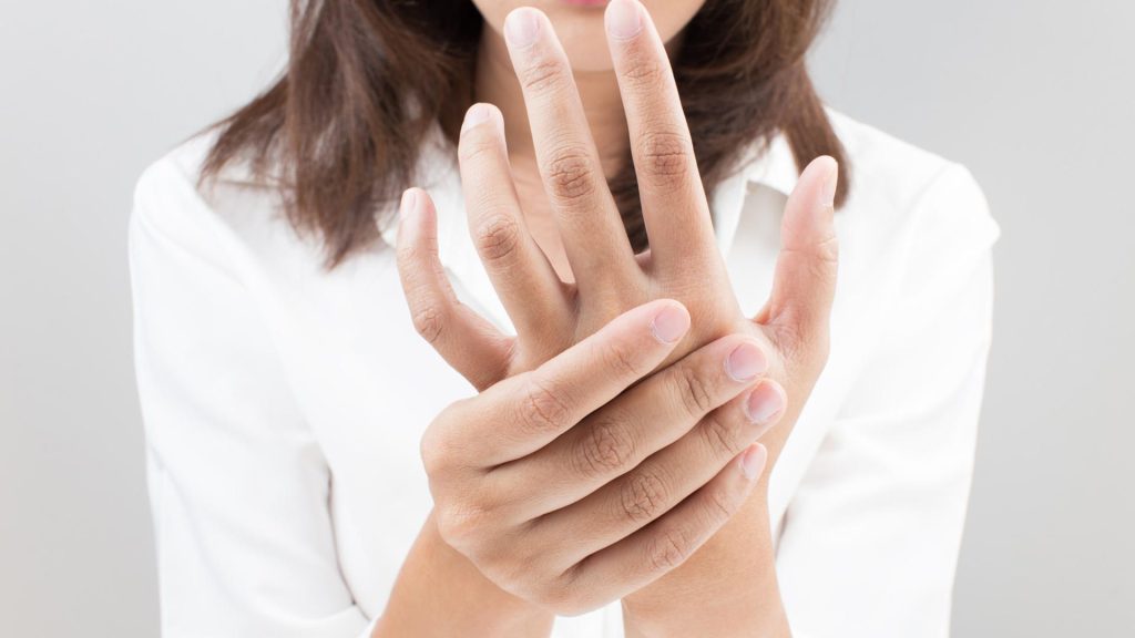 Ρευματοειδής αρθρίτιδα: Τα πέντε προειδοποιητικά σημάδια για έγκαιρη θεραπεία