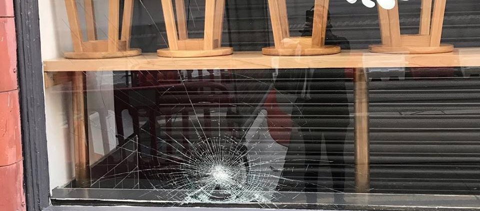«Έξω οι Έλληνες»: Διπλή ρατσιστική επίθεση σε ελληνικό εστιατόριο στο Μπέρμιγχαμ (φωτο)