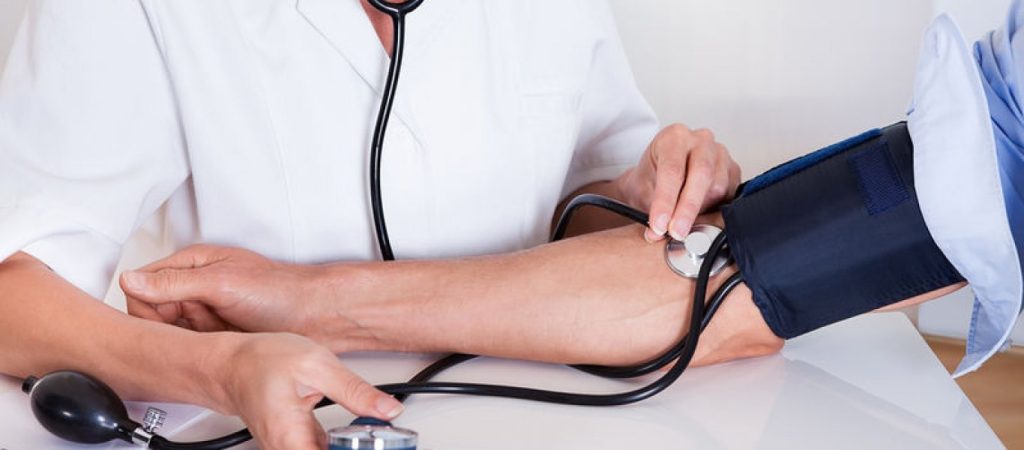 Χαμηλή πίεση: Ποια συμπτώματα είναι «καμπανάκι» – Τι να κάνετε για να ανέβει