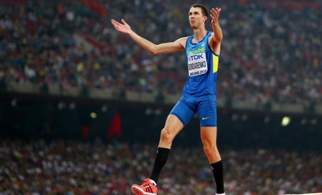 Mην το δοκιμάσετε στο σπίτι! – Άλτης του ύψους κάνει πήχη την… γυναίκα του!(βίντεο)