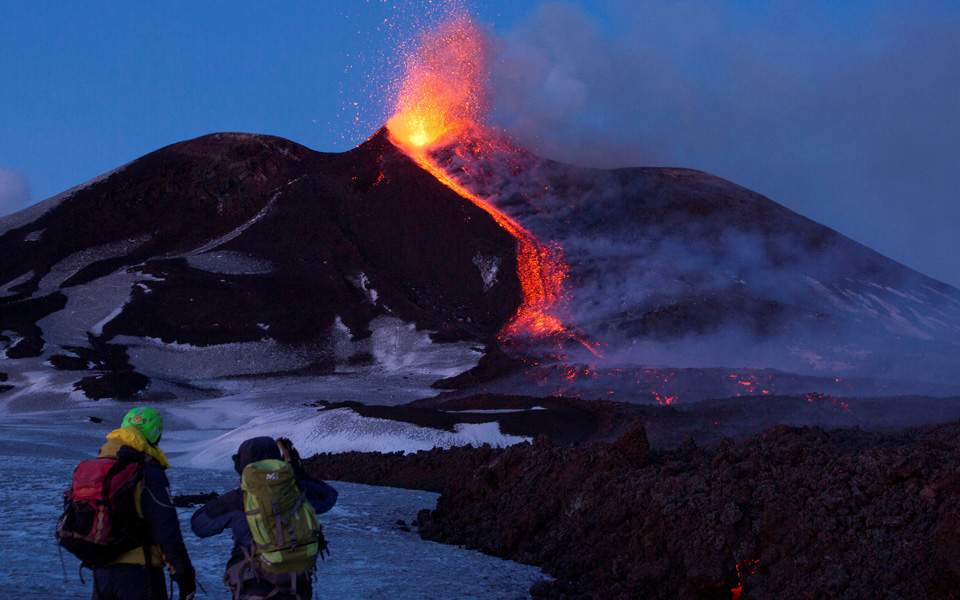 Έκρηξη στο ηφαίστειο της Αίτνας – «Ποτάμια» λάβας κυλούν στις παρυφές του ηφαιστείου – Zωντανή σύνδεση (φωτό)