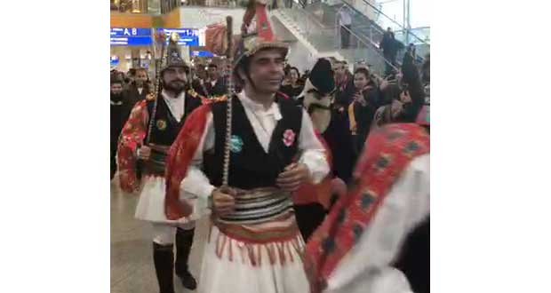 Οι Μωμόγεροι της Κοζάνης στην Αθήνα ξεσήκωσαν το «Ελ. Βενιζέλος» (βίντεο)