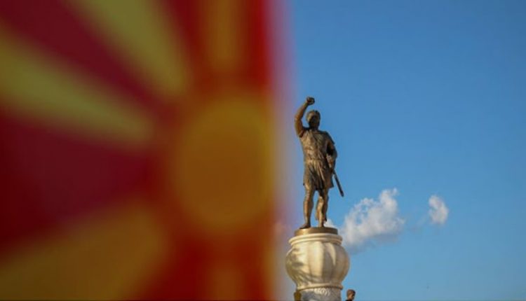 Στα Σκόπια κατέβασαν τα αγάλματα του Μέγα Αλέξανδρου και «έστησαν» του Κεμάλ Ατατούρκ! (φώτο)