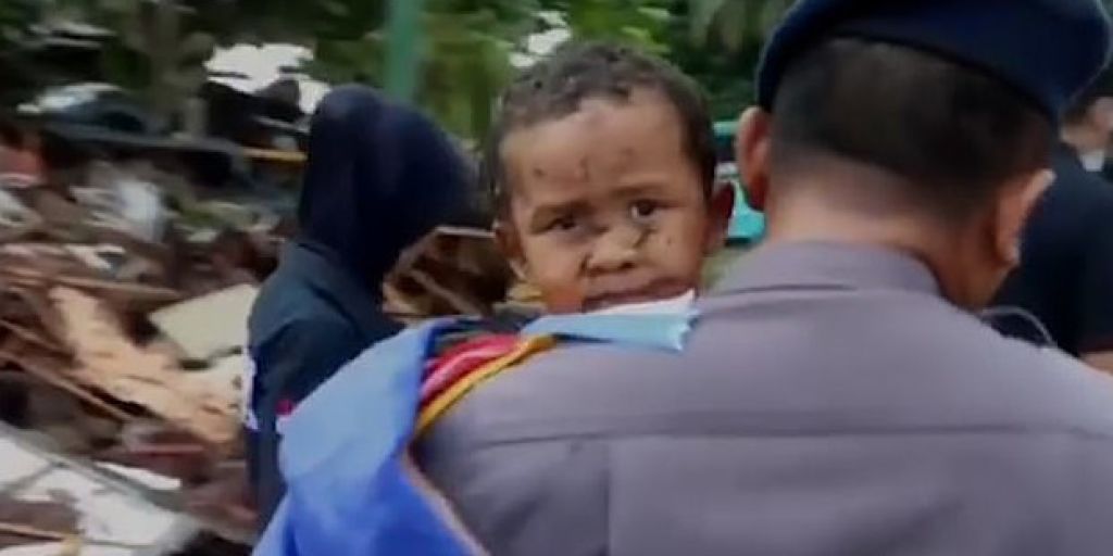 Τσουνάμι στην Ινδονησία: Διέσωσαν 5χρονο αγοράκι ύστερα από 12 ώρες εγκλωβισμού στα ερείπια (βίντεο)