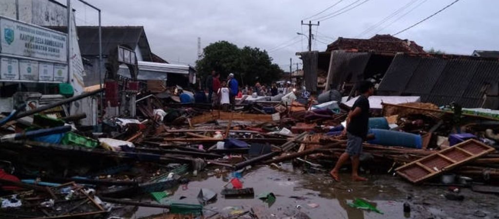 Ινδονησία: Σήμα κινδύνου για πιθανό νέο τσουνάμι – Στους 373 οι νεκροί (βίντεο)