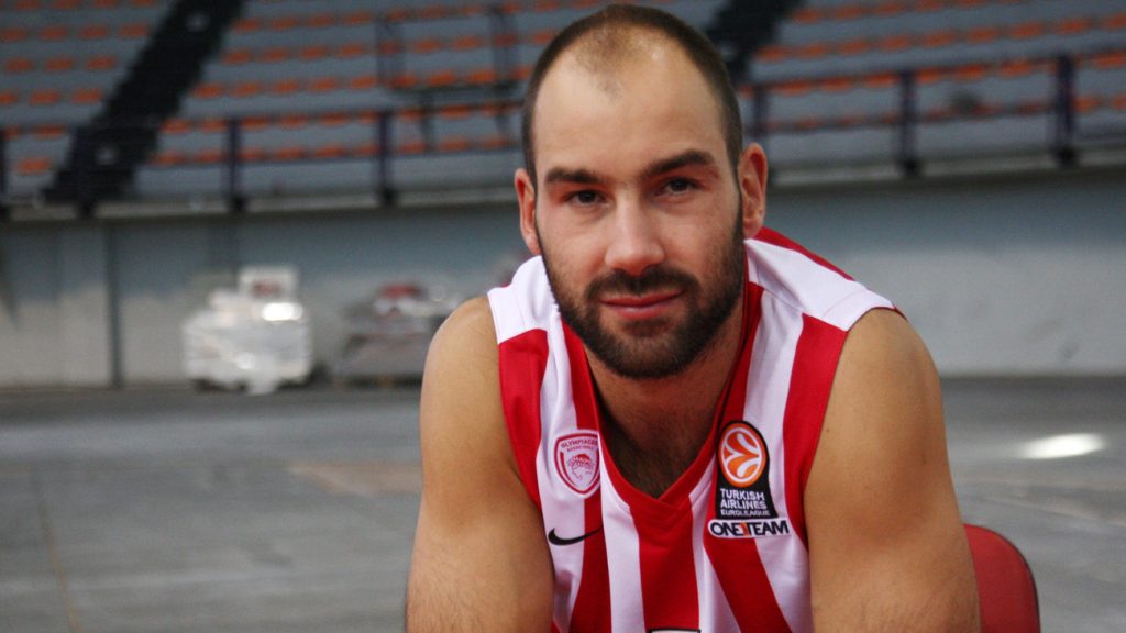 Αποθεώθηκε ο αρχηγός του Ολυμπιακού: Δείτε τον Β.Σπανούλη να τραγουδάει το «My Way» του Φρανκ Σινάτρα (βίντεο)