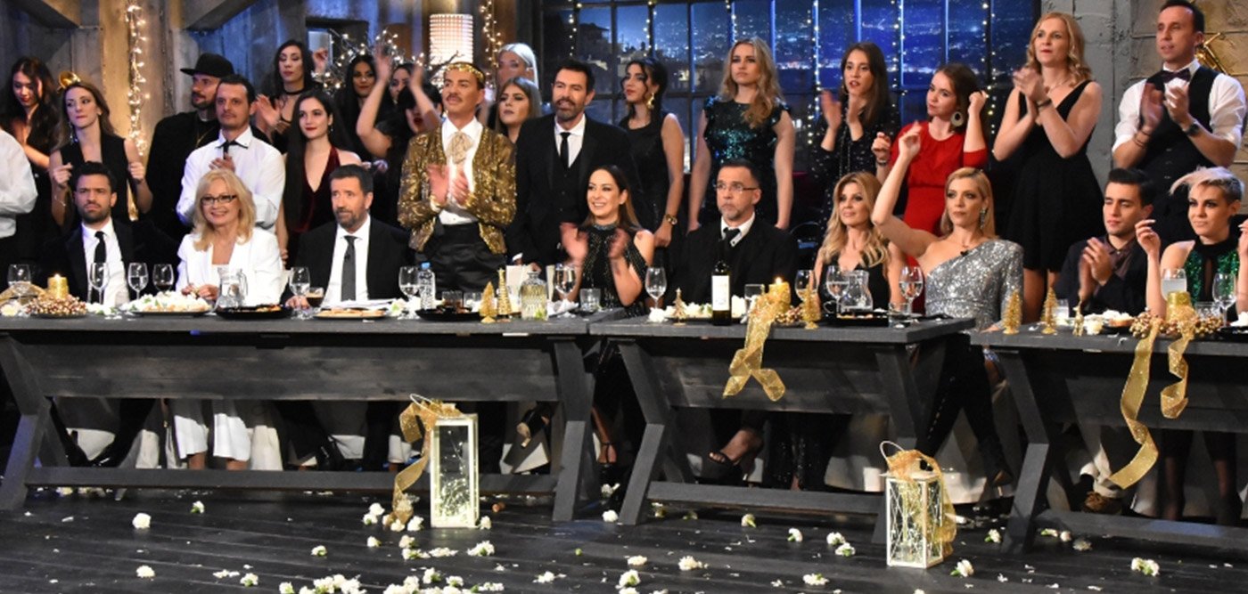 «Στην υγεία μας»: H Σάσα Σταμάτη πέταξε πιάτο και πέτυχε τη Τζένη Μπότση- «Δολοφονικό» βλέμμα από την ηθοποιό (βίντεο)