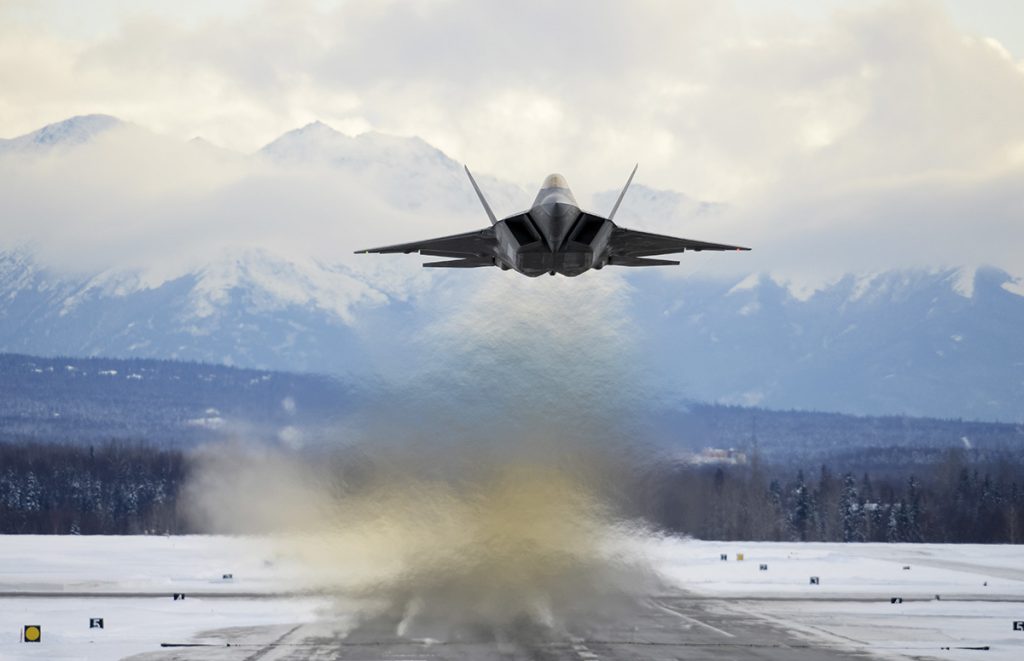 F-22 Raptor: Εντυπωσιακές προσγειώσεις σε χιονισμένο αεροδρόμιο (βίντεο)