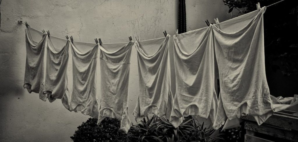 Πέντε απλοί τρόποι για να στεγνώνουν τα ρούχα πιο γρήγορα τον χειμώνα