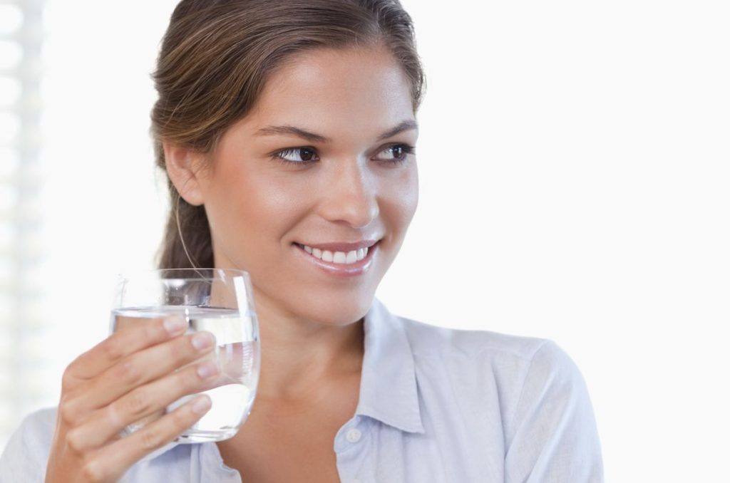 Τι συμβαίνει στο σώμα αν πίνετε νερό με άδειο στομάχι μόλις ξυπνάτε;