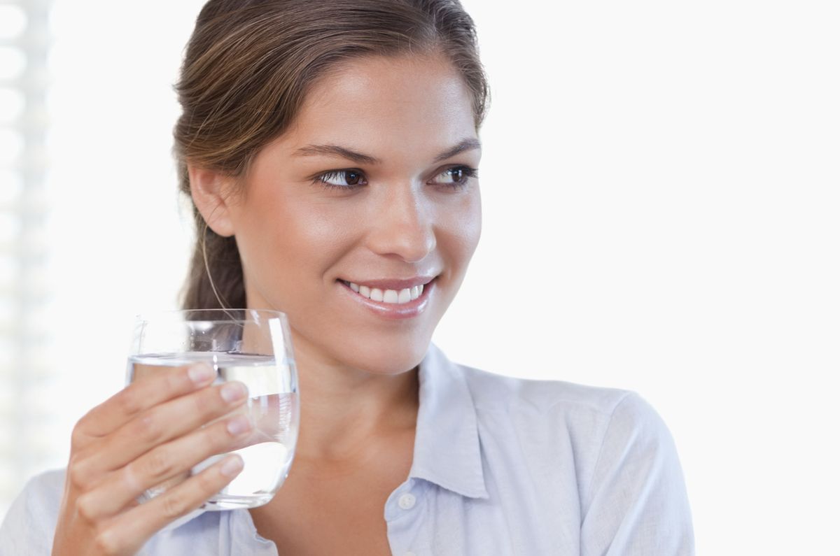 Τι συμβαίνει στο σώμα αν πίνετε νερό με άδειο στομάχι μόλις ξυπνάτε;