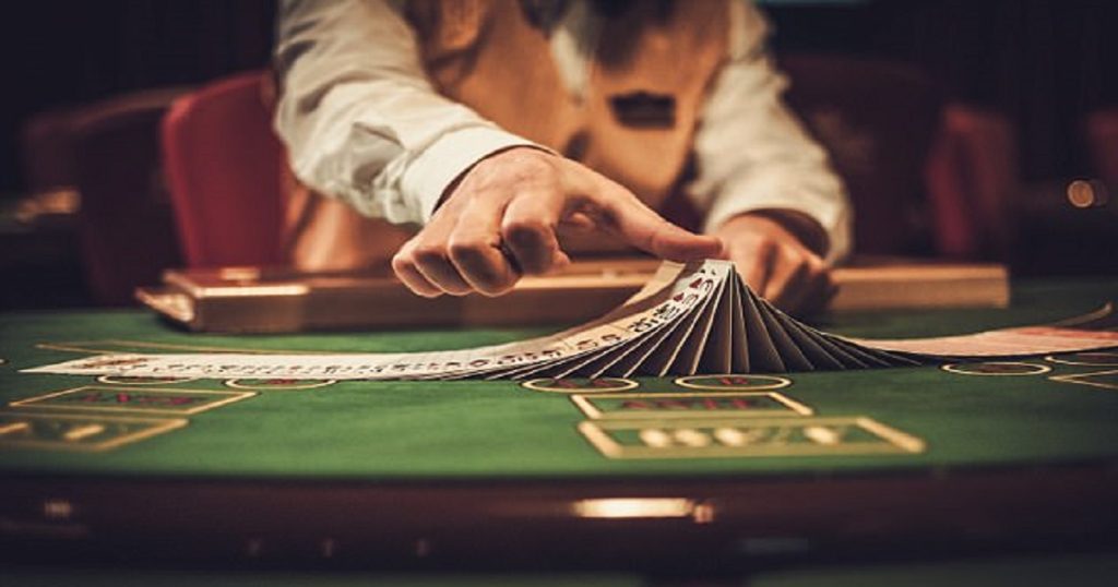 Ενας μυστηριώδης τζογαδόρος: Ο «άνθρωπος με τη βαλίτσα» που πόνταρε ποσά-μαμούθ και εξαφανιζόταν