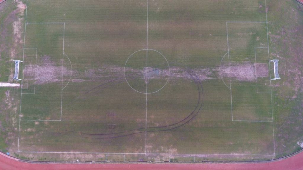 Άγνωστοι «μπούκαραν» στο γήπεδο της Χρυσούπολης με αγροτικό και χάλασαν τον τάπητα… σπινιάροντας!