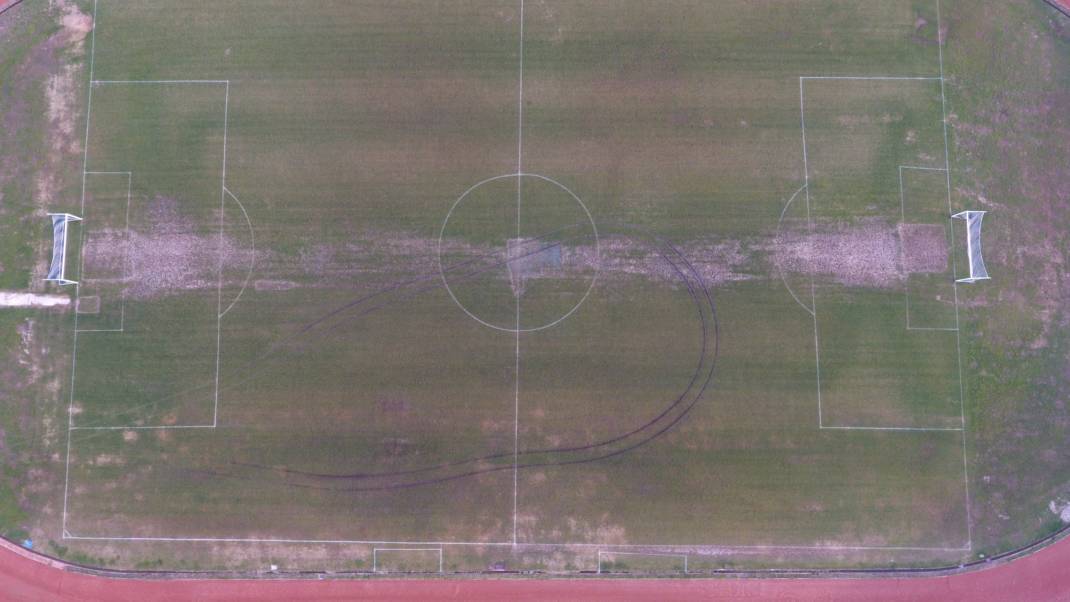 Άγνωστοι «μπούκαραν» στο γήπεδο της Χρυσούπολης με αγροτικό και χάλασαν τον τάπητα… σπινιάροντας!