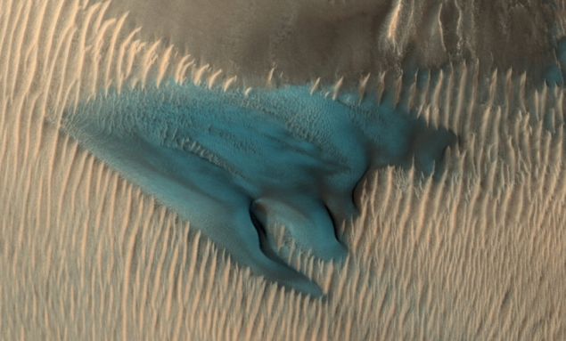 Στον «Κόκκινο πλανήτη» ένας εξωπραγματικός μπλε αμμόλοφος – Εντυπωσιακά στιγμιότυπα από τη NASA (φωτο)