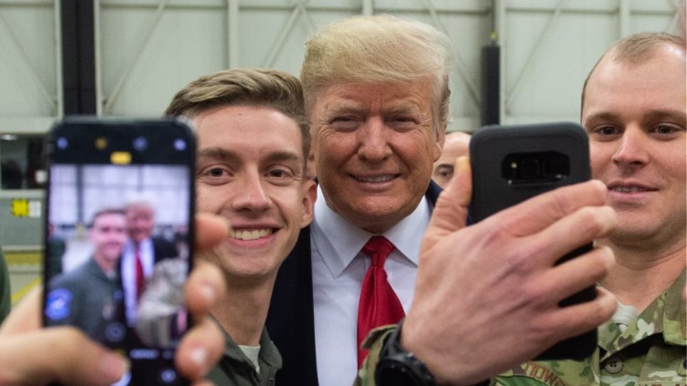 Στη Γερμανία προσγειώθηκε ο Τραμπ μετά την αιφνίδια επίσκεψή του στο Ιράκ- Έβγαλε selfies με Αμερικανούς στρατιώτες