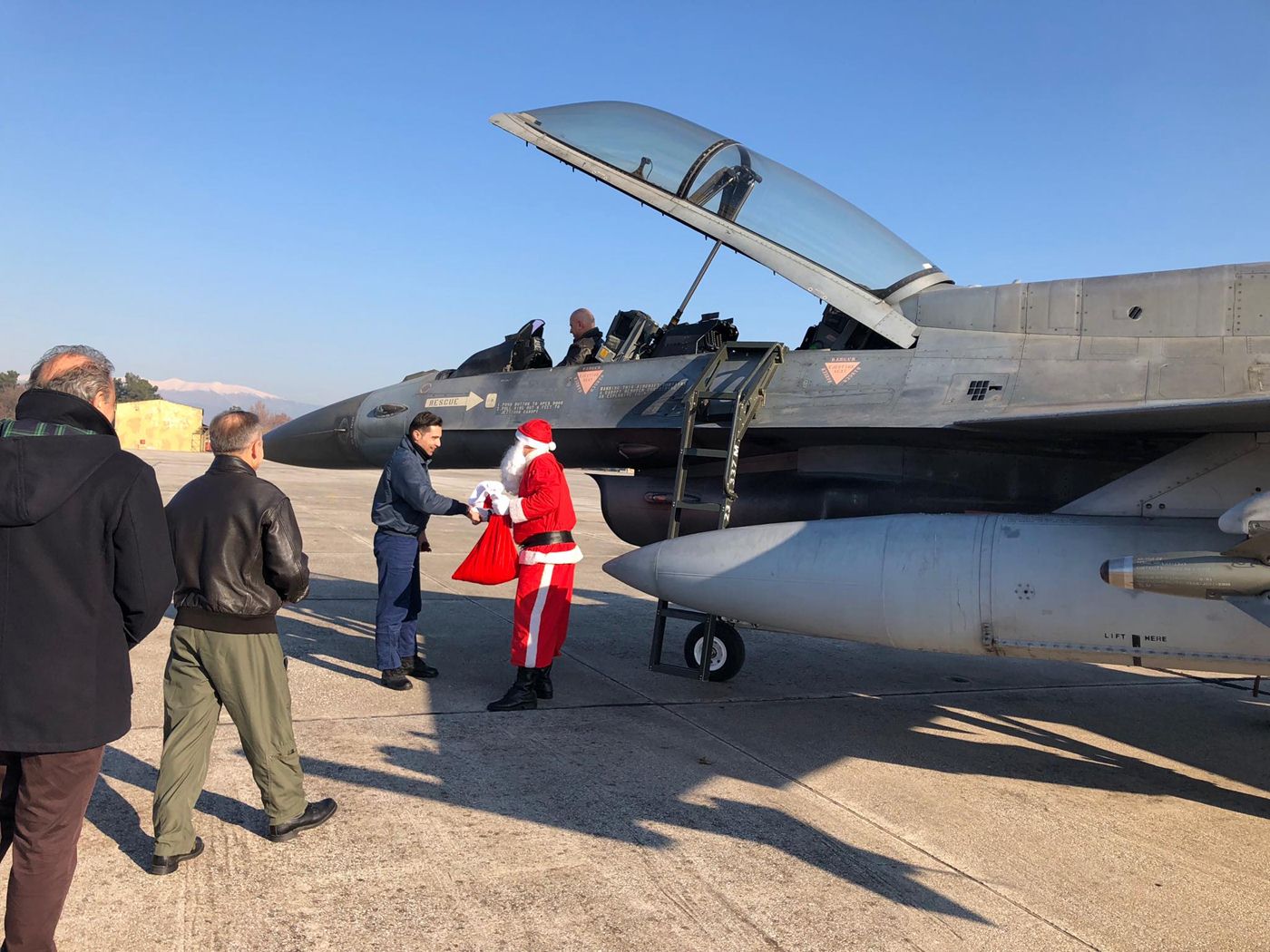 Με μαχητικό F-16 έφτασε ο Αη Βασίλης στη Λάρισα! (φωτο)