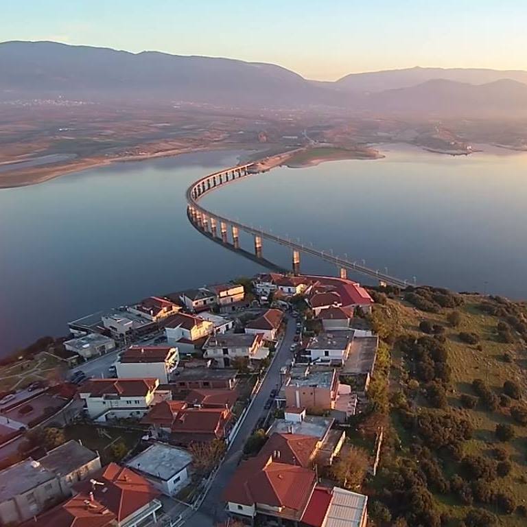 Το νεώτερο χωριό της Ελλάδας δημιουργήθηκε πριν από 43 χρόνια και έχει θέα ανεπανάληπτη